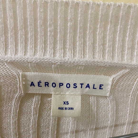 A A white long sleeve tight shirt with buttons - Picture 3 of 4